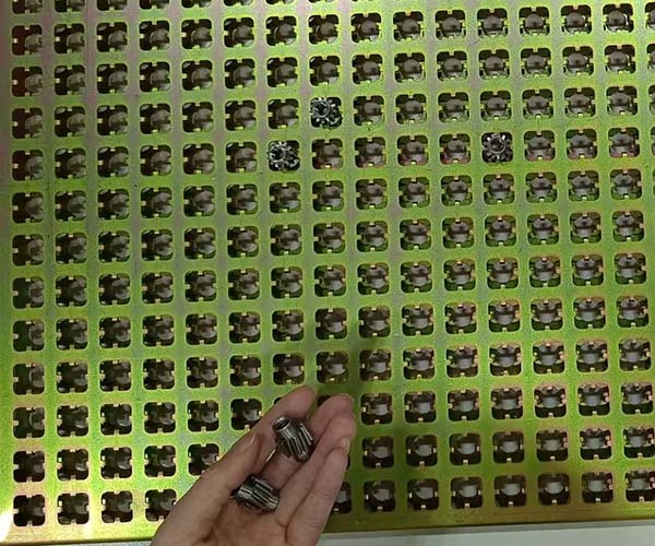 Peças pequenas armazenadas nas bandejas de metal