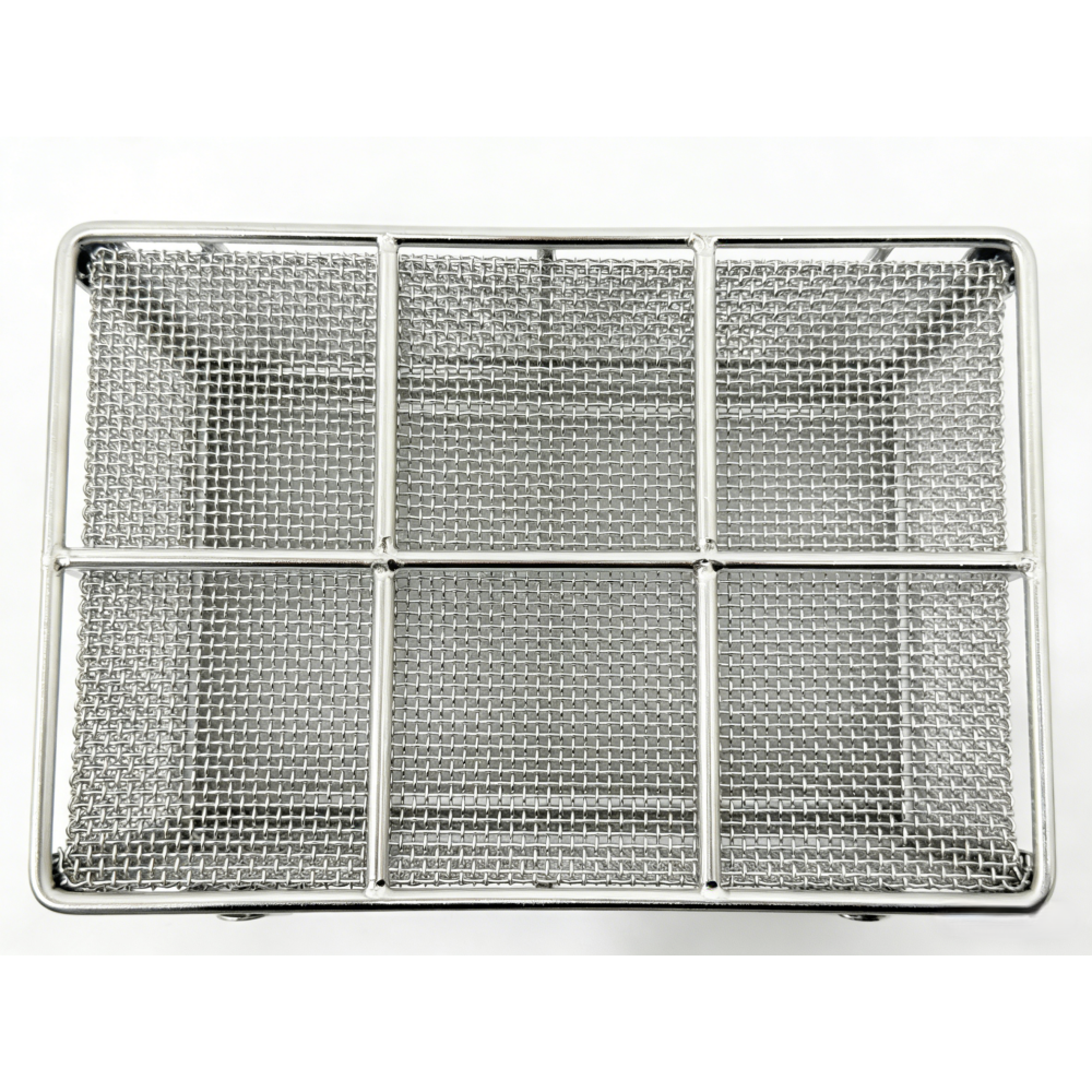 Top view of mesh lid panels and crossing reinforcement on an AUKE cleaning basket